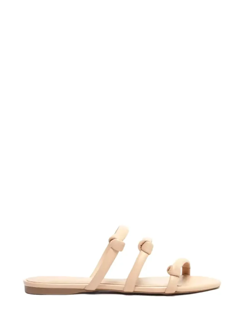 Sandália Rasa em Pele Beige com Três Tiras