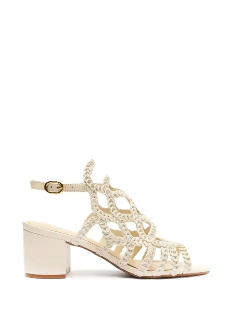 Sandália em Pele Off-White e Múltiplas Tiras Bordadas