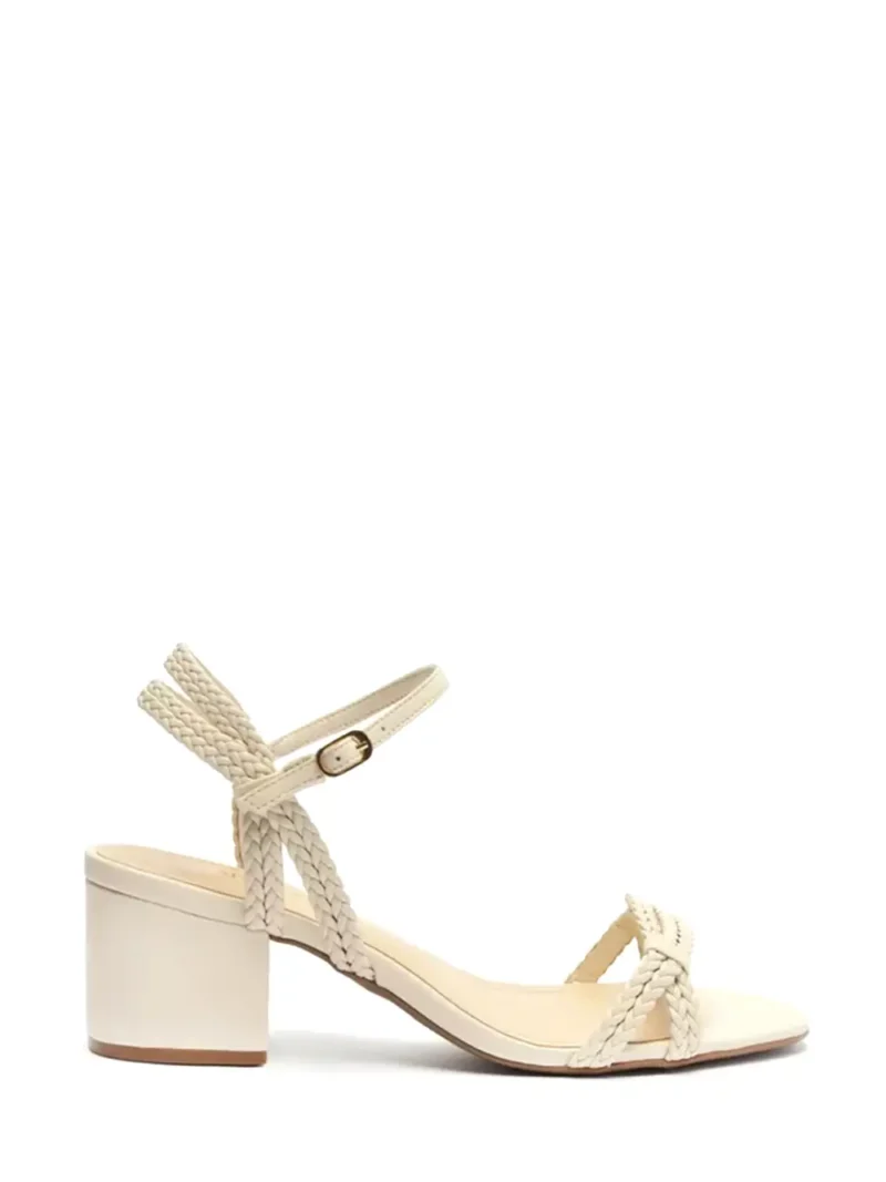 Sandália em Pele Off-White e Múltiplas Tiras Entrançadas