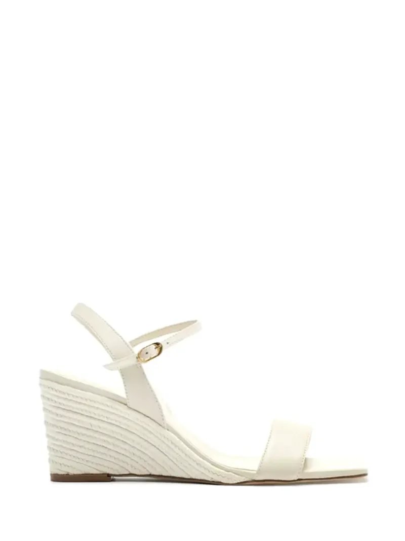 Sandália em Pele Branca com Tira Única e Salto Cunha