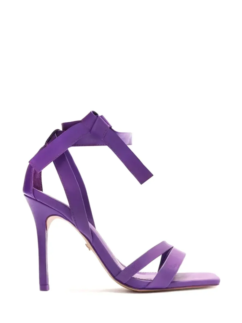 Sandália em Pele Roxa com Múltiplas Tiras e Salto Alto Fino