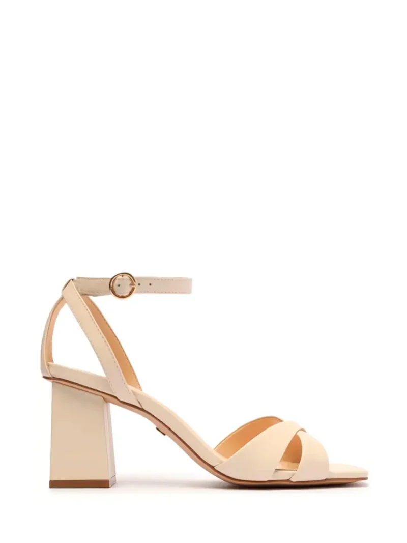 Sandália em Pele Off-White com Múltiplas Tiras e Salto Médio em Bloco