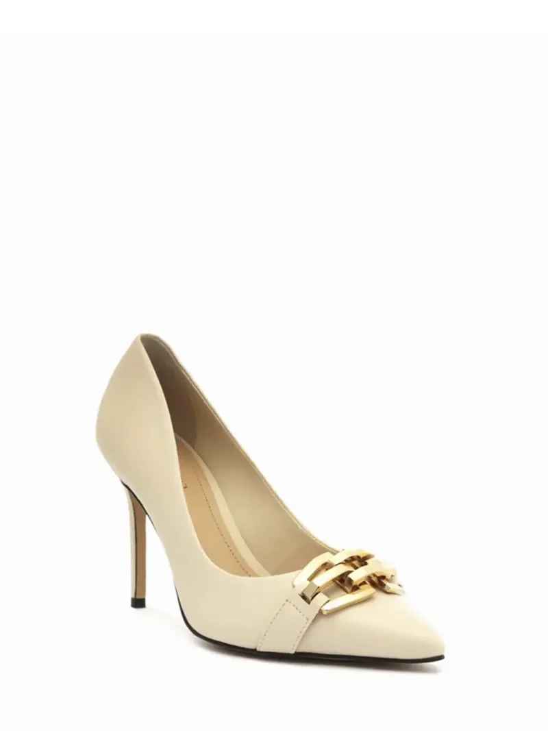 Alternative view of Scarpin em Pele Off-White com Biqueira Fina e Pormenor em Dourado