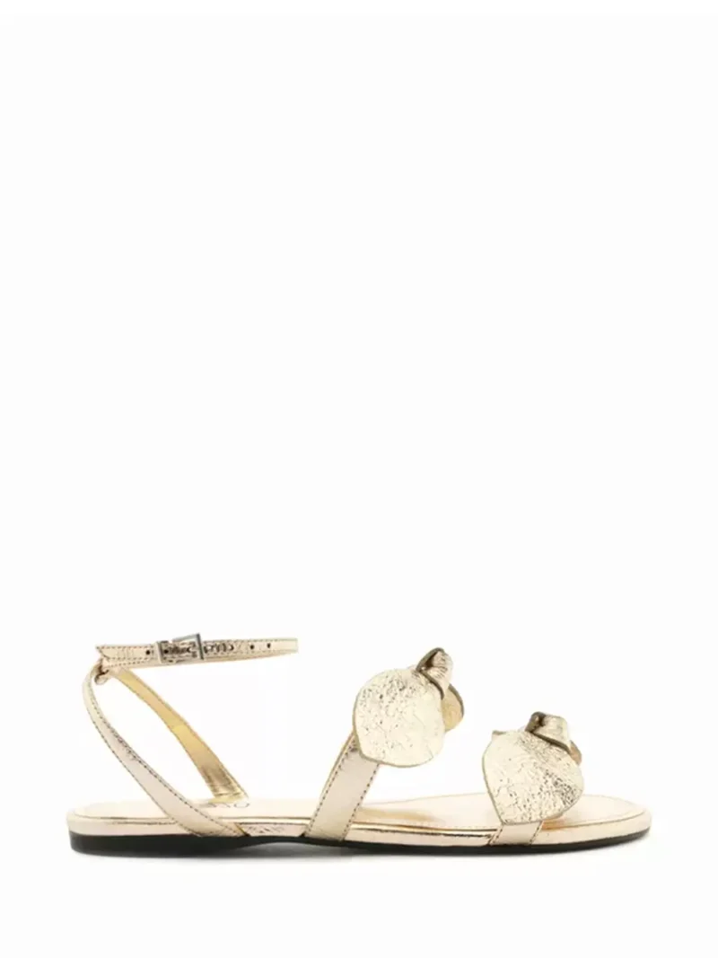 Sandália Rasa em Pele Dourada e Tiras com Laços