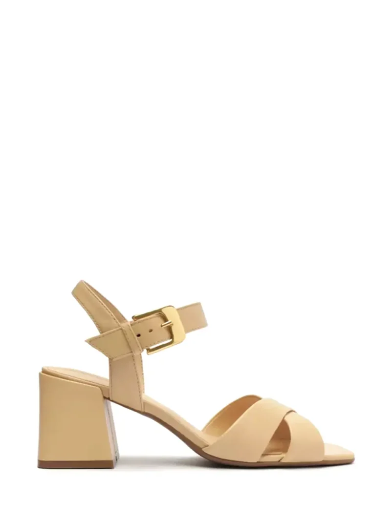 Sandália em Pele Beige e Tiras Cruzadas