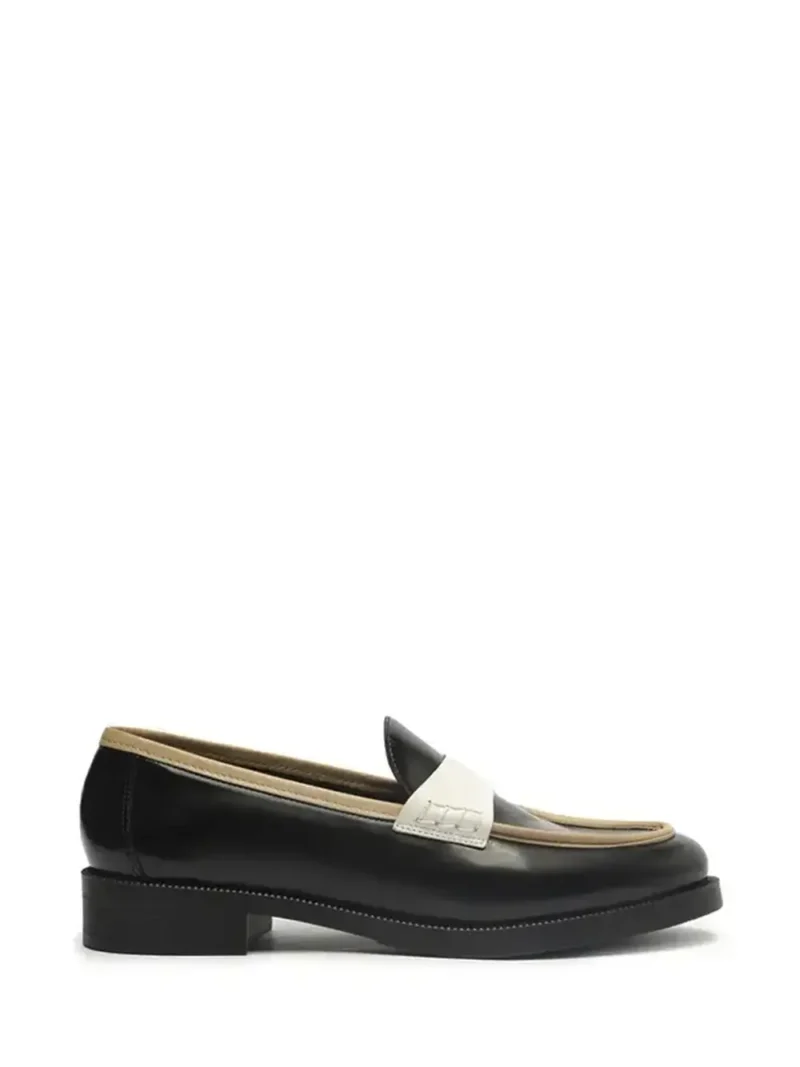 Loafer Preto em Pele e Pormenor Branco